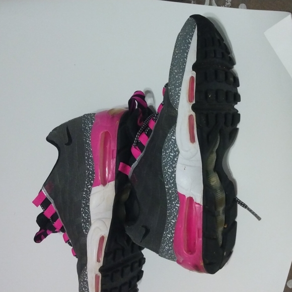 Nikes - Picture 4 of 4